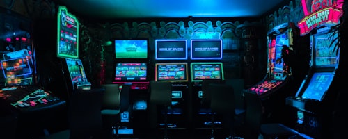 哈哈体育真人娱乐游戏场景 - 美女在线发牌