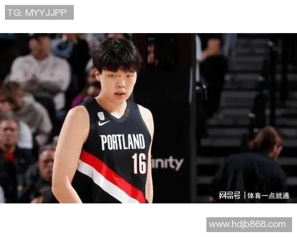 利拉德对杨瀚森是真爱！漏篮板后立马指导，暂停期间与其单独沟通