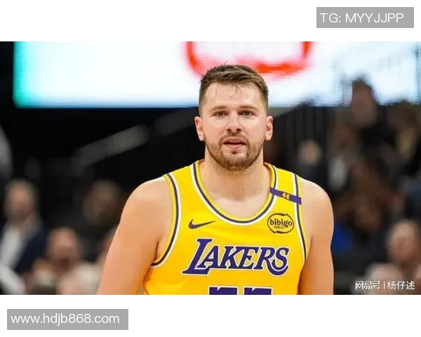 东契奇强突 篮下一打二命中还造加罚